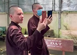 Clip: Người bên trong 'Thiền am bên bờ vũ trụ' livestream tố bị 'xâm phạm quấy rối', cổng chính khoá chặt