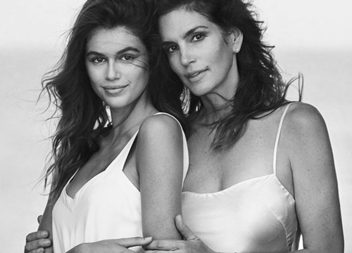 Con gái Cindy Crawford gây sốc khi chụp ảnh bán khỏa thân