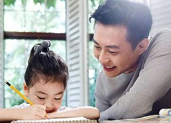 Con gái yêu cầu bố &#8216;không quạu&#8217;, nói chuyện dịu dàng khi kèm con làm bài khiến dân mạng rần rần thả tim