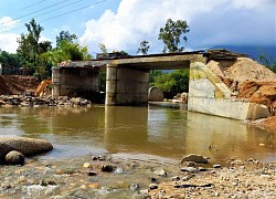 Dân khốn khổ vì cầu thi công "rùa bò", đường tạm bị lũ cuốn trôi