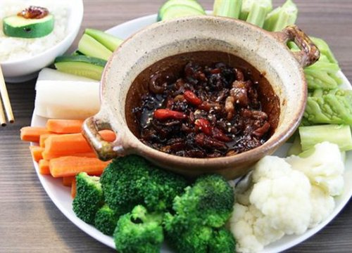 Kho quẹt chấm rau củ món ngon dân dã đưa cơm