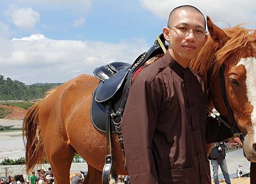 Nhiều người tụ tập trước cửa quay lén 'Thiền am bên bờ vũ trụ' trước giờ bà Phương Hằng đến