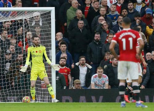 Roy Keane: 'Tôi bó tay với hàng thủ MU'