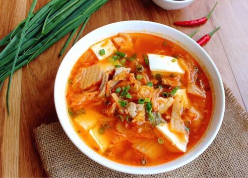 4 cách nấu canh kim chi chua chua cay cay ngon chuẩn vị Hàn Quốc