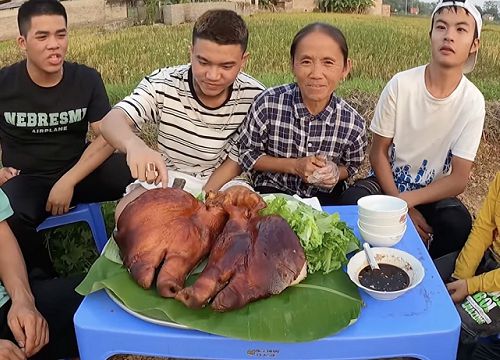 Bà Tân mang bao tay cũng không cản nổi ruồi bâu quanh cái đầu heo "khổng lồ", ước mơ vệ sinh an toàn thực phẩm còn xa lắm...