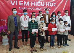 Điện Biên: 80 học sinh nghèo vượt khó nhận học bổng &quot;Vì em hiếu học&quot;