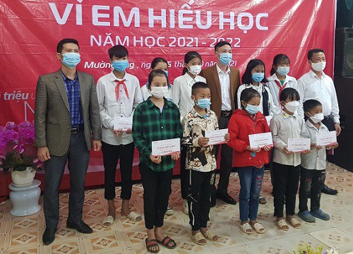 Điện Biên: 80 học sinh nghèo vượt khó nhận học bổng "Vì em hiếu học"