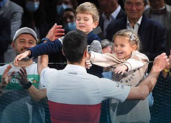 Djokovic mừng vô địch Paris Masters cùng hai con