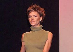 Hot lại khoảnh khắc Victoria Beckham catwalk với vòng một "thả rông" ngồn ngộn