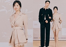 Họp báo hot nhất hôm nay: Song Hye Kyo lột xác với body như PTS, ai dè lọt thỏm... đến nách "tình mới" nam thần chân siêu dài