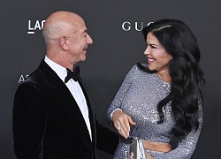 Jeff Bezos và bạn gái tình tứ trên thảm đỏ