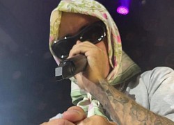 Justin Bieber đổi gió với style 'bà già' nhưng hành động thiếu tế nhị của fans cuồng mới đáng nói