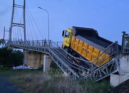 Long An: Khẩn trương sửa chữa cầu dây văng bị sập do lưu thông quá tải trọng