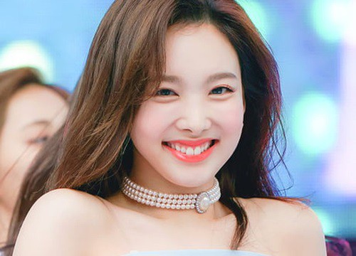 Nayeon độ này đổi gu, makeup cá tính điên lên nhưng liệu có xinh?