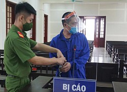 Địu cháu đến phiên xử con trai buôn ma túy, mẹ già bật khóc "lỗi tại tôi"