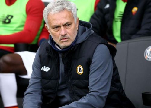 Thầy trò Jose Mourinho thua đội mới lên hạng