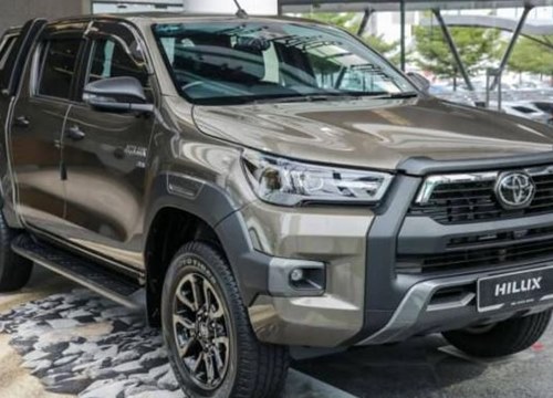 Toyota Hilux 2021 thêm trang bị, giá không đổi