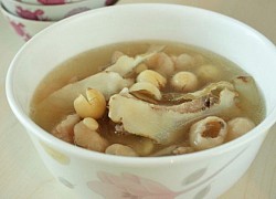 Canh sườn ninh hạt sen thanh mát và bổ dưỡng