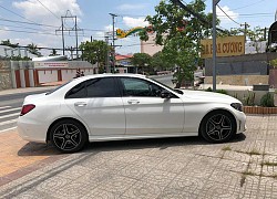 Chạy 45.000km, chủ xe bán Mercedes-Benz C 300 AMG 'rẻ' hơn giá niêm yết 200 triệu, CĐM hỏi: 'Xe bác đính kim cương hay sao?'