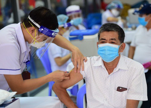 Chiều 12/11: Gần 87% dân số trên 18 tuổi đã tiêm mũi 1 vaccine phòng COVID-19; Xử lý nghiêm các đơn vị không thực hiện kiểm tra mã QR