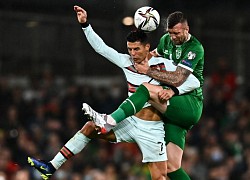 ĐT CH Ireland muốn lưu ảnh Ronaldo... bị bóp cổ vào phòng trưng bày quốc gia