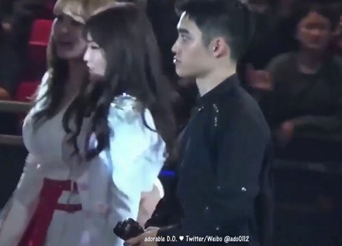 Khoảnh khắc "huyền thoại" Nayeon (TWICE) hôn gió D.O. (EXO) năm nào khiến fan "bấn loạn" hoá ra chỉ là 1 sự hiểu lầm?