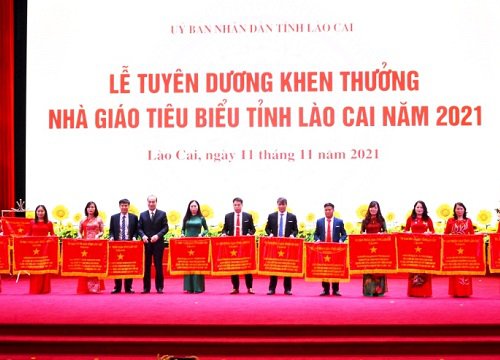 Lào Cai khen thưởng 220 giáo viên tiêu biểu