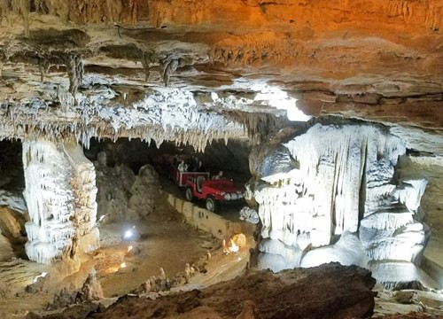 Mãn nhãn với hang động tự nhiên "đẹp như tạc" ở xứ cờ hoa