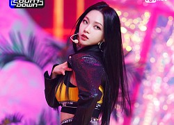 Chung khung hình với một nữ thần Kpop Gen 2, Karina (aespa) được khen đẹp lấn át đàn chị nhờ 2 điểm này