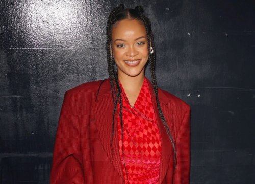 Rihanna diện đồ đỏ rực đến dự buổi biểu diễn của bạn trai rapper