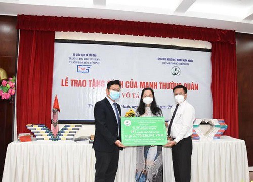 Tiến sĩ Võ Tá Hân trao tặng 957 quyển sách khoa học cho Trường ĐH Sư phạm TPHCM