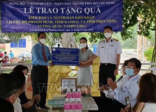 TP Hồ Chí Minh trao tặng 1,5 tỷ đồng hỗ trợ người Campuchia gốc Việt