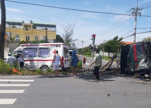 TP.HCM: Xe cấp cứu chở bệnh nhân Covid-19 nặng va chạm xe tải