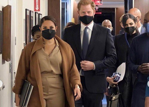 Meghan Markle khó mà sang như Công nương Kate, cứ nhìn cách mặc quần phô bụng tròn ủm là biết