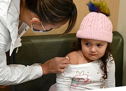 Chuyên gia gợi ý cách chuẩn bị tâm lý cho trẻ nhỏ trước khi tiêm vaccine COVID-19