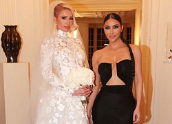 "Hầu gái" Kim Kardashian dự đám cưới "cô chủ cũ" Paris Hilton mà phô vòng 1 ngồn ngộn, chỉ chực chờ giật spotlight cô dâu