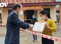 Khen thưởng, động viên cô và trò hoàn thành lớp học trong khu cách ly tập trung