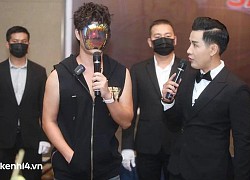 Lâu rồi showbiz mới có họp báo trực tiếp: Nathan Lee đeo mặt nạ kín mít, các nhạc sĩ nói gì về những bản cover?