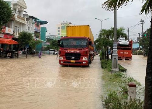 Mưa lớn gây sạt lở, ngập lụt ở Bình Định