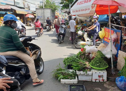 Một phụ nữ bị nam thanh niên đuổi chém tới tấp ở quận 12