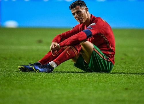 Ronaldo khóc sau trận thua Serbia