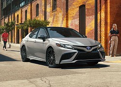 Toyota công bố giá bán xe Camry 2022