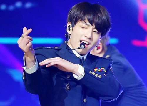 Dấu vết lạ trên cổ tay Jungkook (BTS) khiến Knet xôn xao: Là do ngược đãi bản thân hay bạn gái cào?