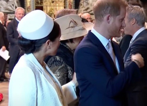 Khoảnh khắc "sượng mặt" của Meghan trên thảm đỏ khi bị Harry phũ khiến dư luận hả hê