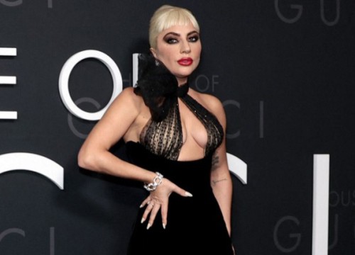 Lady Gaga khéo khoe vòng một trên thảm đỏ