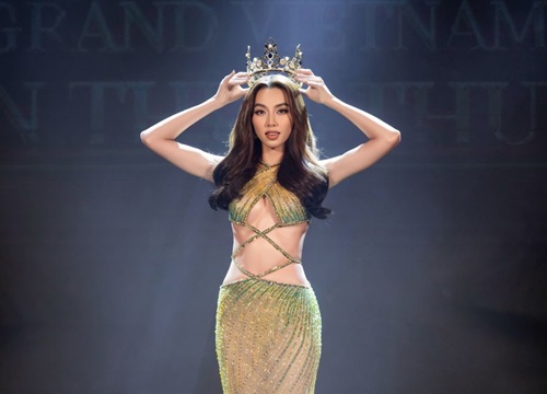 Nguyễn Thúc Thuỳ Tiên khoe body nóng bỏng khi nhận vương miện trước giờ lên đường tham dự Miss Grand International