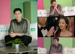 Park Seo Joon &#8220;đỏ mặt&#8221; xem lại cảnh &#8220;nóng&#8221; với Park Min Young nhưng fan lại chỉ mải nhìn một thứ