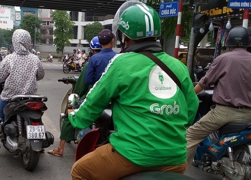 Thanh niên mặc áo Grab lao tới "tóm" gọn, kéo người đàn ông đứng bấp bênh trên thành cầu