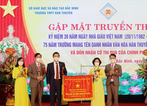 Bắc Ninh: Trường THPT Hàn Thuyên nhận Cờ thi đua của Chính phủ