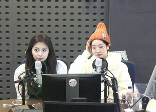 Dahyun (TWICE) bị Knet chê thái độ trên radio show, còn đào lại hành động "mắc bệnh sao" gây tranh cãi tại sân bay